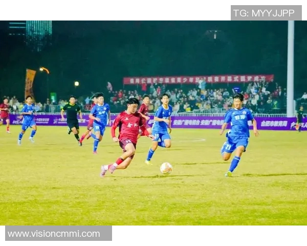 大牌球星背足球展现运动激情与荣耀精神风貌